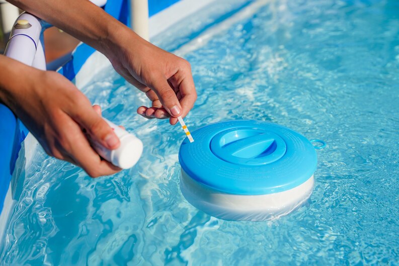 ¿Qué es la cloración salina y por qué se confunde con “agua salada”?</p>
<p>Una piscina con cloración salina no es agua de mar. La salinidad habitual está en un rango de aprox. 2,5–4 g/L (2.500–4.000 ppm) en muchos sistemas, según fabricante.<br />
Con esa sal disuelta, el clorador salino (célula de electrólisis) genera cloro de forma controlada para mantener el agua desinfectada.</p>
<p>En la práctica, cambia esto:</p>
<p>Menos picos de cloro “a ojo”.</p>
<p>Producción constante (más estabilidad).</p>
<p>Sensación de agua más suave para muchos usuarios (si el pH está bien ajustado).
